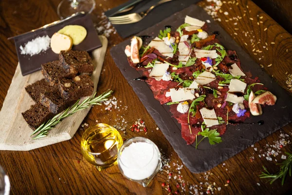 Carpaccio Carne Com Pimenta Rúcula Parmesão Servido Uma Placa Delicioso — Fotografia de Stock