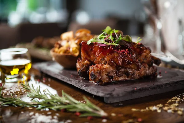 Revbensspjäll Tillagade Vid Låg Temperatur Svartvinbärssås Palsternacka Med Parmesanost Läcker — Stockfoto