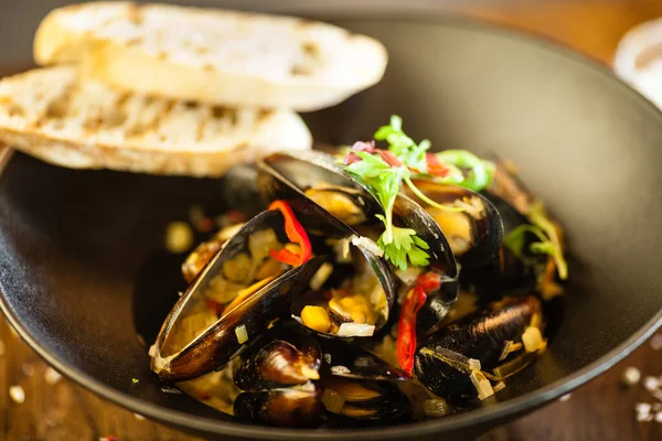 Cozze Blu Salsa Vino Bianco Ciotola Nera Delizioso Primo Piano — Foto Stock