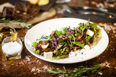 Taze vejetaryen salatası. Avokado, kuskus, kavun, portobello, soya fasulyesi, beyaz tabakta tofu. Lezzetli, sağlıklı, karışık sebzeler yakın plan yemekler modern mutfak gurme restoranında öğle yemeği için servis edilir.