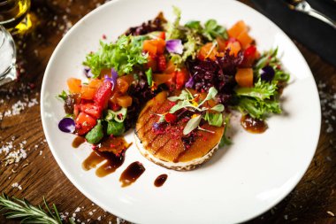 Siyah Angus el yapımı börek. Acılı sarımsaklı tereyağlı salatalık-jülyen ya da ekşi kremalı sığır eti. Modern yemek gurme restoranında öğle yemeği için sofrada servis edilen leziz et yemekleri..