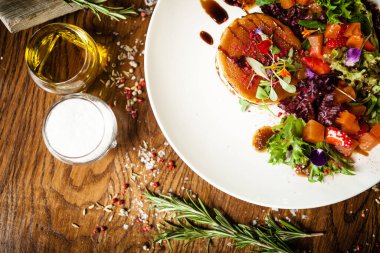 Siyah Angus el yapımı börek. Acılı sarımsaklı tereyağlı salatalık-jülyen ya da ekşi kremalı sığır eti. Modern yemek gurme restoranında öğle yemeği için sofrada servis edilen leziz et yemekleri..