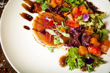 Siyah Angus el yapımı börek. Acılı sarımsaklı tereyağlı salatalık-jülyen ya da ekşi kremalı sığır eti. Modern yemek gurme restoranında öğle yemeği için sofrada servis edilen leziz et yemekleri..