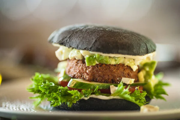 Hamburger Vegano Panino Nero Insalata Tofu Avocado Maionese Cetriolo Pomodoro — Foto Stock