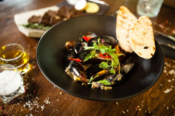 Moules Bleues Sauce Vin Blanc Dans Bol Noir Délicieux Fruits — Photo