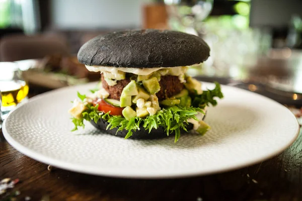 Hambúrguer Vegan Pão Preto Salada Tofu Abacate Maionese Pepino Tomate — Fotografia de Stock