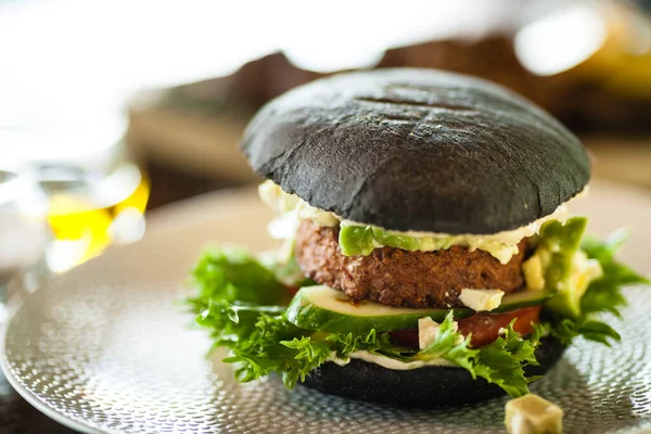 Veganer Burger Schwarzbrötchen Tofu Avocado Salat Mayonnaise Gurken Tomaten Frischer — Stockfoto