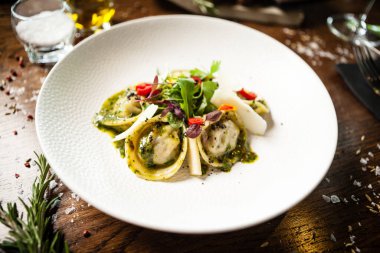 Siyah Angus el yapımı börek. Acılı sarımsaklı tereyağlı salatalık-jülyen ya da ekşi kremalı sığır eti. Modern yemek gurme restoranında öğle yemeği için sofrada servis edilen leziz et yemekleri..