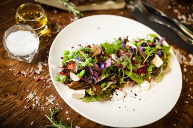 Taze vejetaryen salatası. Avokado, kuskus, kavun, portobello, soya fasulyesi, beyaz tabakta tofu. Lezzetli, sağlıklı, karışık sebzeler yakın plan yemekler modern mutfak gurme restoranında öğle yemeği için servis edilir.