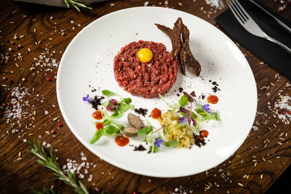 Steak Tartare Horseradish Creme Black Bread Baguette Chips White Plate — Stock Photo, Image