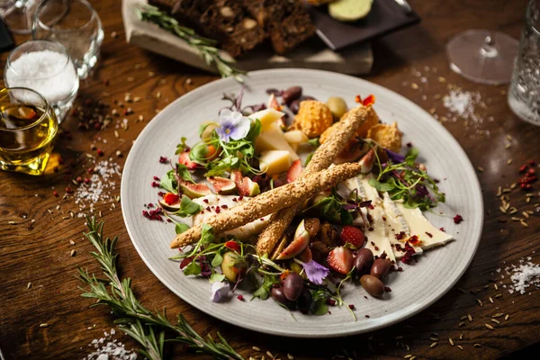 Platou Brânză Pentru Doi Cremă Brânză Capră Gorgonzola Camembert Grissini — Fotografie, imagine de stoc