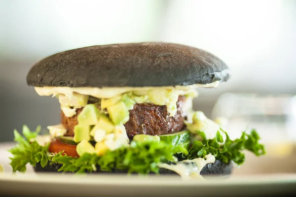 Hambúrguer Vegan Pão Preto Salada Tofu Abacate Maionese Pepino Tomate — Fotografia de Stock