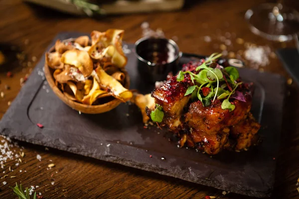 Schweinerippchen Bei Niedriger Temperatur Gekocht Schwarze Johannisbeersoße Pastinakenchips Mit Parmesan — Stockfoto