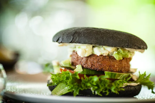 Veganer Burger Schwarzbrötchen Tofu Avocado Salat Mayonnaise Gurken Tomaten Frischer — Stockfoto