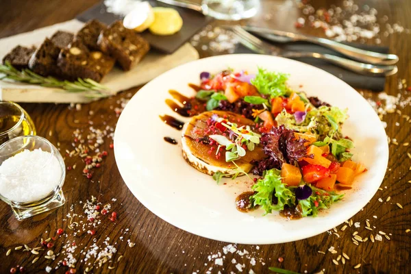 Černý Angus Ručně Vyráběné Knedlíky Okurka Julienne Chilli Česnekovým Máslem — Stock fotografie