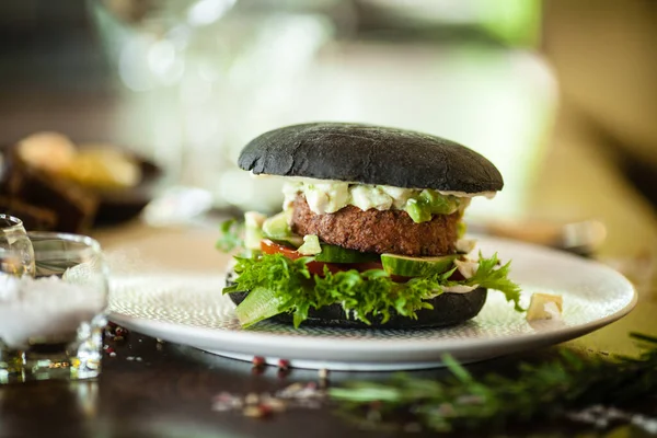 Veganer Burger Schwarzbrötchen Tofu Avocado Salat Mayonnaise Gurken Tomaten Frischer — Stockfoto