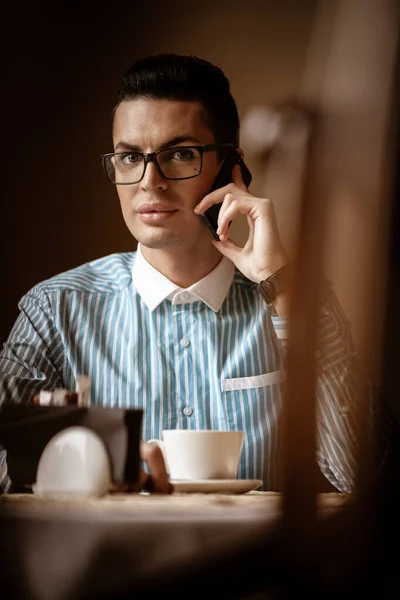 Conceito Estilo Vida Comunitário Lgbtq Jovem Homossexual Homem Senta Mesa — Fotografia de Stock