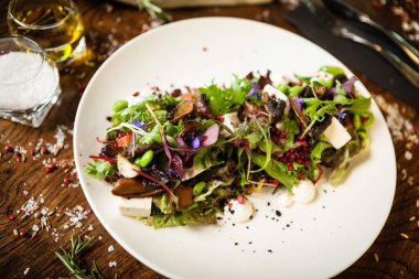 Taze vejetaryen salatası. Avokado, kuskus, kavun, portobello, soya fasulyesi, beyaz tabakta tofu. Lezzetli, sağlıklı, karışık sebzeler yakın plan yemekler modern mutfak gurme restoranında öğle yemeği için servis edilir..