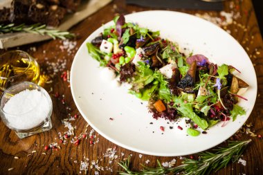 Taze vejetaryen salatası. Avokado, kuskus, kavun, portobello, soya fasulyesi, beyaz tabakta tofu. Lezzetli, sağlıklı, karışık sebzeler yakın plan yemekler modern mutfak gurme restoranında öğle yemeği için servis edilir..