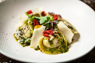 Siyah Angus el yapımı börek. Acılı sarımsaklı tereyağlı salatalık-jülyen ya da ekşi kremalı sığır eti. Modern yemek gurme restoranında öğle yemeği için bir masaya servis edilen lezzetli et yemekleri.