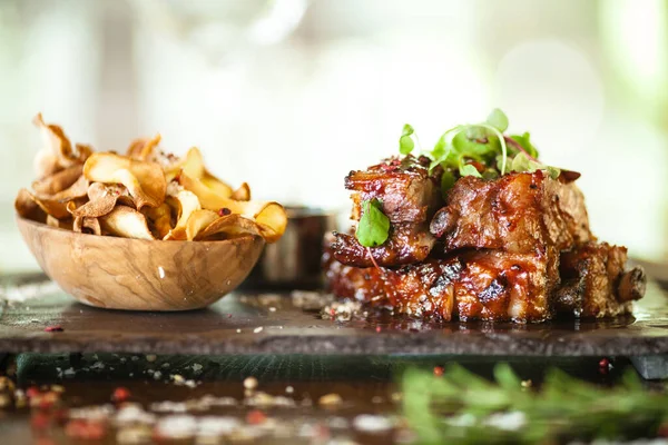 Costillas Cerdo Cocidas Baja Temperatura Salsa Grosella Negra Patatas Fritas —  Fotos de Stock