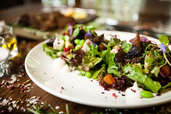 Insalata vegana fresca. Avocado, couscous, melone, portobello, soia, tofu su piatto bianco. Deliziose verdure salutari miste cibo primo piano servito su un tavolo per il pranzo in cucina moderna ristorante gourmet. — Foto Stock