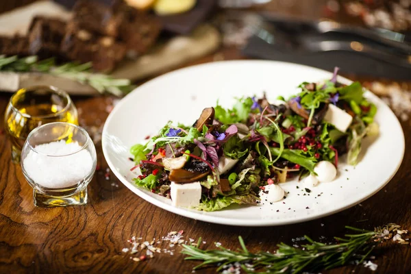 Verse veganistische salade. Avocado, couscous, meloen, portobello, soja, tofu op wit bord. Heerlijke gezonde gemengde greens voedsel closeup geserveerd op een tafel voor de lunch in de moderne keuken gastronomisch restaurant. — Stockfoto