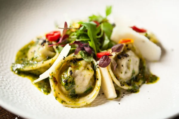 Siyah Angus el yapımı börek. Acılı sarımsaklı tereyağlı salatalık-jülyen ya da ekşi kremalı sığır eti. Modern yemek gurme restoranında öğle yemeği için sofrada servis edilen leziz et yemekleri..