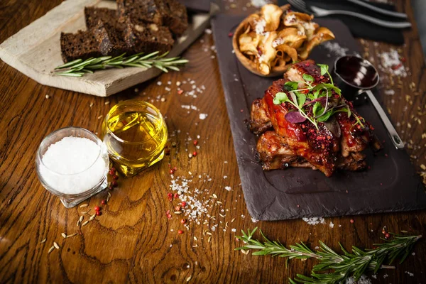 Revbensspjäll Tillagade Vid Låg Temperatur Svartvinbärssås Palsternacka Med Parmesanost Läcker — Stockfoto