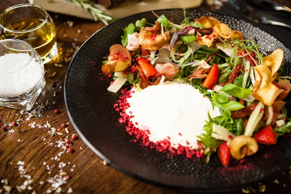 Salada Presunto Crudo Stracciatella Queijo Grana Padano Tomate Seco Pepino — Fotografia de Stock