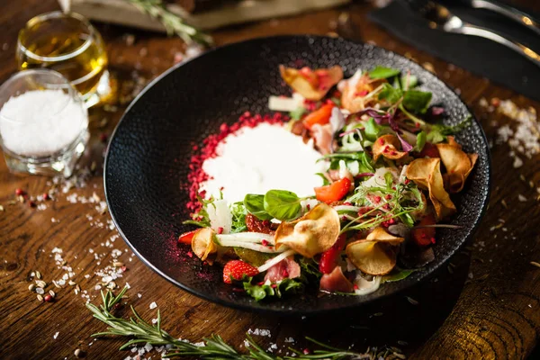 Salada Presunto Crudo Stracciatella Queijo Grana Padano Tomate Seco Pepino — Fotografia de Stock