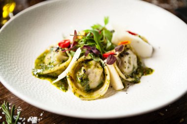 Siyah Angus el yapımı börek. Acılı sarımsaklı tereyağlı salatalık-jülyen ya da ekşi kremalı sığır eti. Modern yemek gurme restoranında öğle yemeği için sofrada servis edilen leziz et yemekleri..