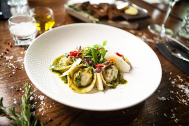 Siyah Angus el yapımı börek. Acılı sarımsaklı tereyağlı salatalık-jülyen ya da ekşi kremalı sığır eti. Modern yemek gurme restoranında öğle yemeği için sofrada servis edilen leziz et yemekleri..