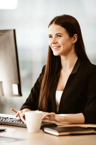 Business Succsess Concept Happy Smiling Young Businesswoman Office Gets Good — Stock Photo, Image