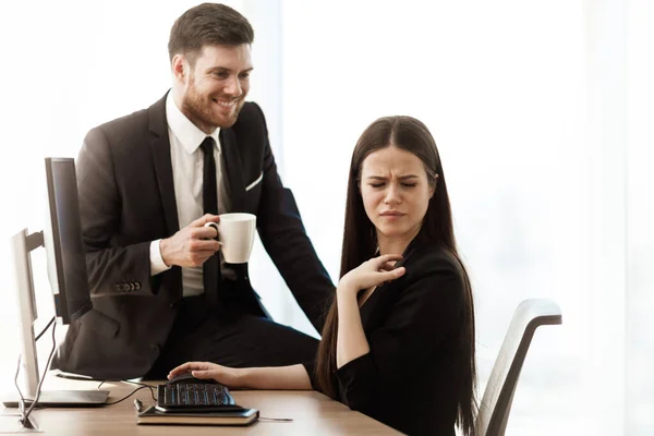 Assédio Sexual Trabalho Homem Negócios Senta Flerta Com Assistente Feminino — Fotografia de Stock