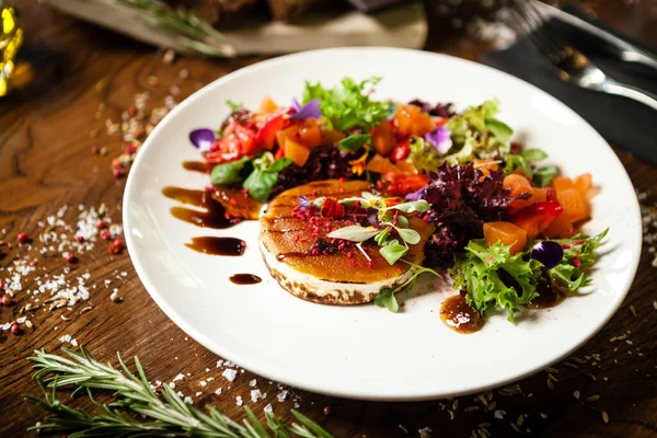 Keçi Peynirli Salata Kırmızı Biberli Çilek Kavun Salatası Elma Portakal — Stok fotoğraf