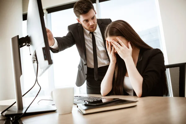 Conflict Crisis Dismissal Work Young Businessman Yells Subordinate Female Assistant — Stock Photo, Image