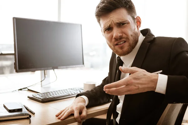 Conceito Crise Negócios Jovem Empresário Emocional Trabalho Gerente Sentado Mesa — Fotografia de Stock