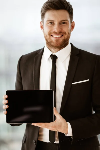 Conceito Negócio Feliz Sorridente Jovem Empresário Escritório Demonstrando Computador Tablet — Fotografia de Stock