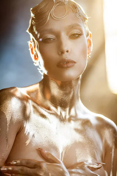 Kısa Islak Sarı Saçlı Çekici Bir Mankenin Güzel Portresi Vücudunda — Stok fotoğraf