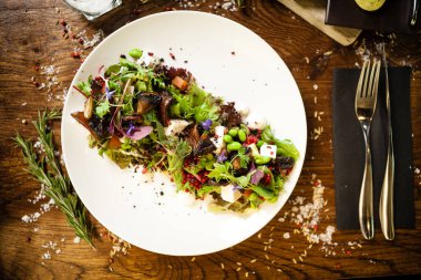 Taze vejetaryen salatası. Avokado, kuskus, kavun, portobello, soya fasulyesi, beyaz tabakta tofu. Lezzetli, sağlıklı, karışık sebzeler yakın plan yemekler modern mutfak gurme restoranında öğle yemeği için servis edilir.