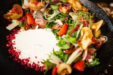 Kabuklu jambon salatası. Stracciatella ve Grana Padano peyniri, kurutulmuş domates, taze salatalık. Lezzetli, sağlıklı, karışık sebzeler yakın plan yemekler modern mutfak gurme restoranında öğle yemeği için servis edilir..