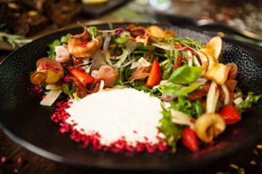 Kabuklu jambon salatası. Stracciatella ve Grana Padano peyniri, kurutulmuş domates, taze salatalık. Lezzetli, sağlıklı, karışık sebzeler yakın plan yemekler modern mutfak gurme restoranında öğle yemeği için servis edilir.