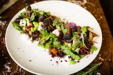 Taze vejetaryen salatası. Avokado, kuskus, kavun, portobello, soya fasulyesi, beyaz tabakta tofu. Lezzetli, sağlıklı, karışık sebzeler yakın plan yemekler modern mutfak gurme restoranında öğle yemeği için servis edilir.