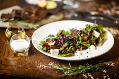 Taze vejetaryen salatası. Avokado, kuskus, kavun, portobello, soya fasulyesi, beyaz tabakta tofu. Lezzetli, sağlıklı, karışık sebzeler yakın plan yemekler modern mutfak gurme restoranında öğle yemeği için servis edilir.
