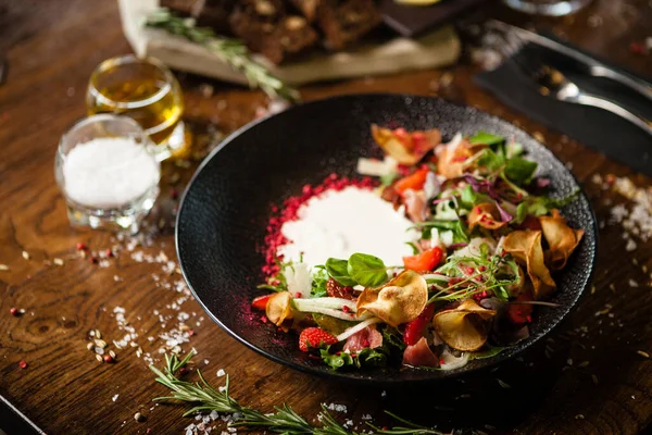 Crudo Šunkový Salát Sýr Stracciatella Grana Padano Sušená Rajčata Čerstvá — Stock fotografie