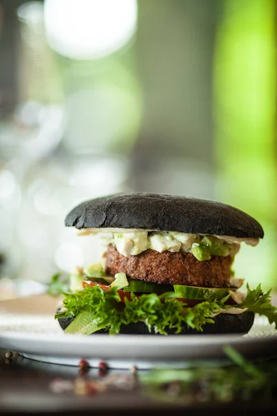 Vegansk Hamburgare Svartbröd Tofu Avokadosallad Majonnäs Gurka Tomat Färsk Sallad — Stockfoto