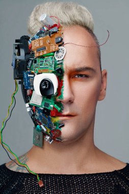 Studio fotoğraf adam cyborg, yarım yüz bilgisayar öğeleri ve profesyonel makyaj, beyaz Iroquois kafasına. Geleceğin teknolojisi kavramı