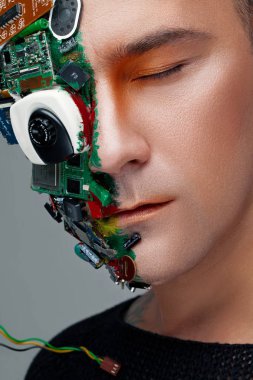 Studio fotoğraf adam cyborg, yarım yüz bilgisayar öğeleri ve profesyonel makyaj, beyaz Iroquois kafasına. Geleceğin teknolojisi kavramı