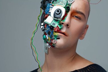 Studio fotoğraf adam cyborg, yarım yüz bilgisayar öğeleri ve profesyonel makyaj, beyaz Iroquois kafasına. Geleceğin teknolojisi kavramı